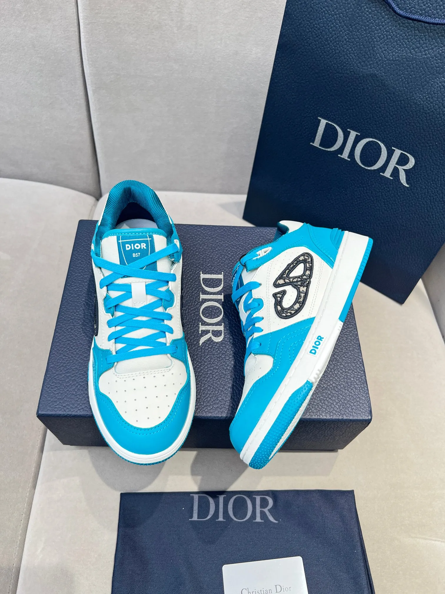 Men's Men's Shoes 💰600 Dior DiorB57 top version of low-top sneakers! ! ! Green with beige smooth first-layer cowhide, fully oiled edges, T men's shoes 💰U outsole.  The 2024 autumn men's wear series has made a wonderful debut, a new classic item launched by Dior. Crafted from smooth first-grain cow leather in vibrant green and beige, it's accented with tonal Oblique embossed labels on the sides. The distinctive laces of the same color match the color of the shoe body, and the opening and closing are decorated with various classic details on the tongue, sole and back side to enhance the style. The eyelet details, upper stitching and heel strip panels of the same color highlight the dynamic charm of its sports style. Exclusive two-color molded T men's shoes 💰U outsole is light, comfortable, non-slip and wear-resistant, the mesh lining and feet are customized with original colors, soft and breathable. Exquisite production technology highlights the grade, and can be matched with all kinds of clothing to create a refined look.